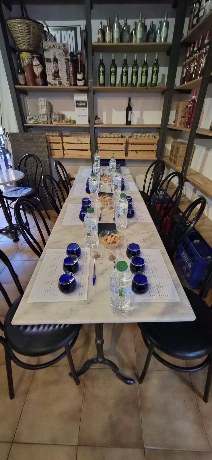 Mesa preparada para una cata de aceite de oliva para grupos y empresas con Lara Olium