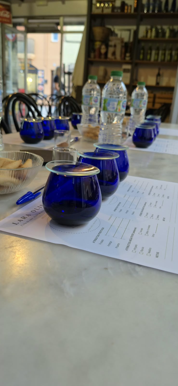 Copas azules de cata de aceite de oliva preparadas para una cata guiada de Lara Olium