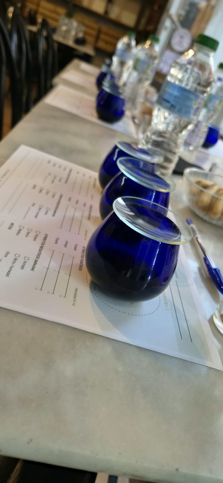 Copas de cata de aceite sobre la ficha de cata, servicio de catas y oleoturismo de Lara Olium